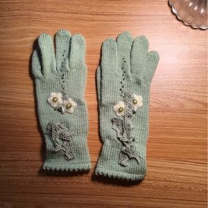 Embellished vintage knit gloves